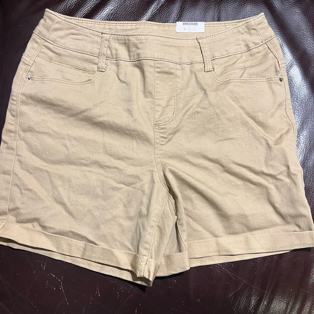 New Time and Tru khaki relaxed fit stretch shorts.
